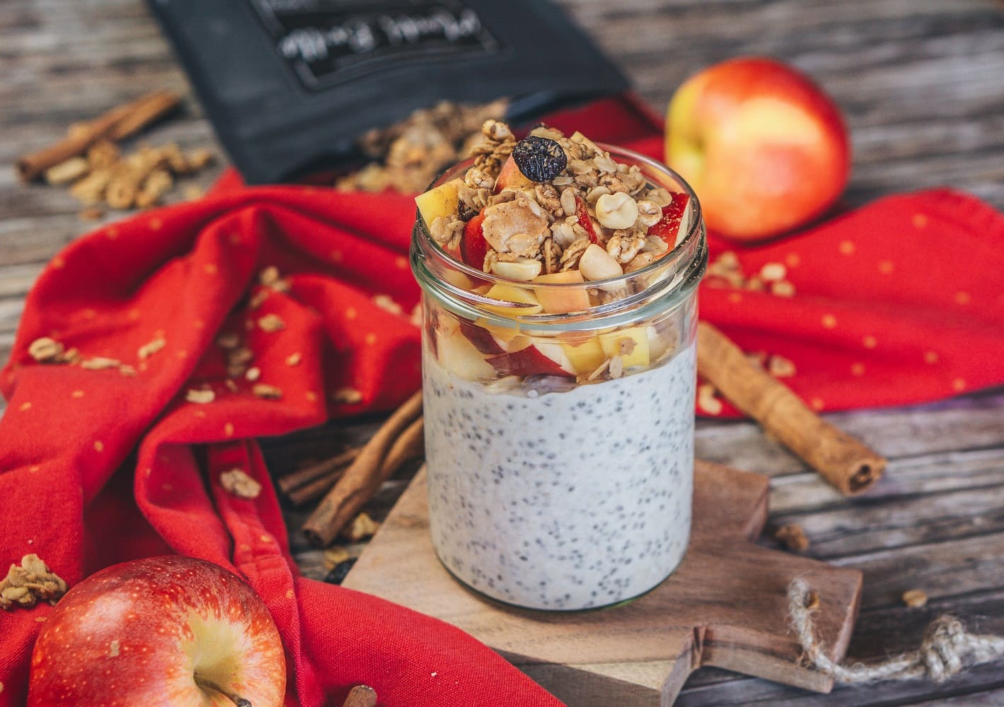Overnight-Oats mit Mandel Granola