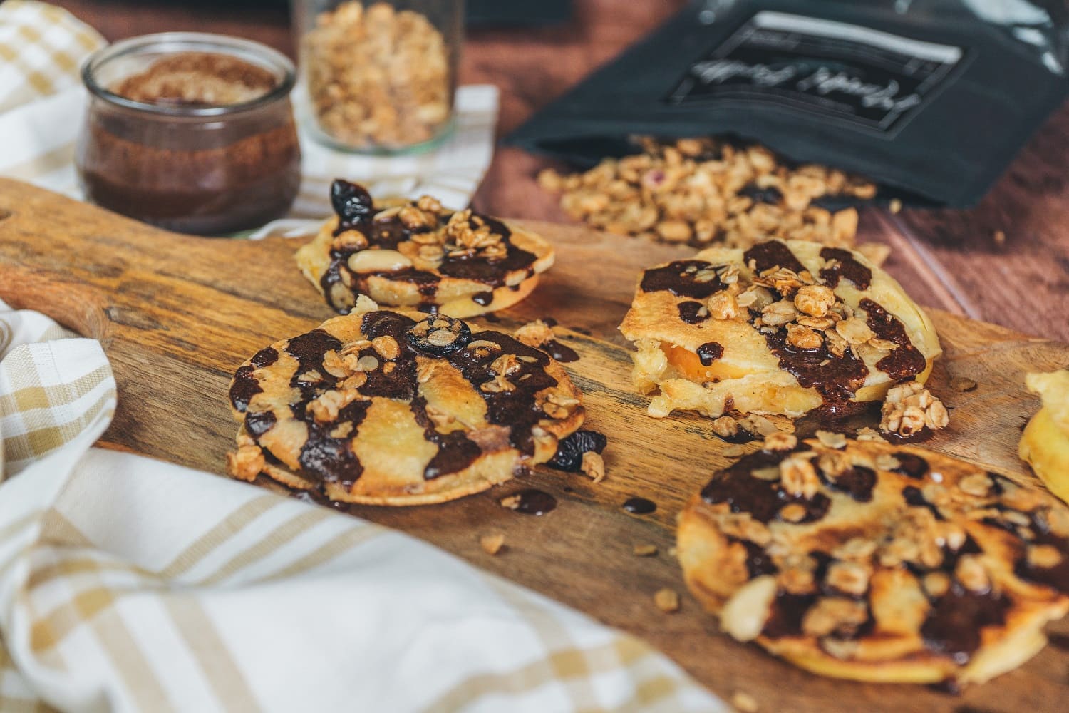 Apfel Pancakes mit Mandel Granola