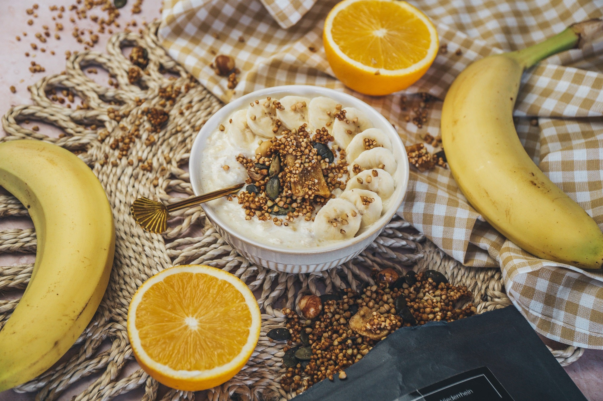 Bananenbrei mit Buchweizen Granola