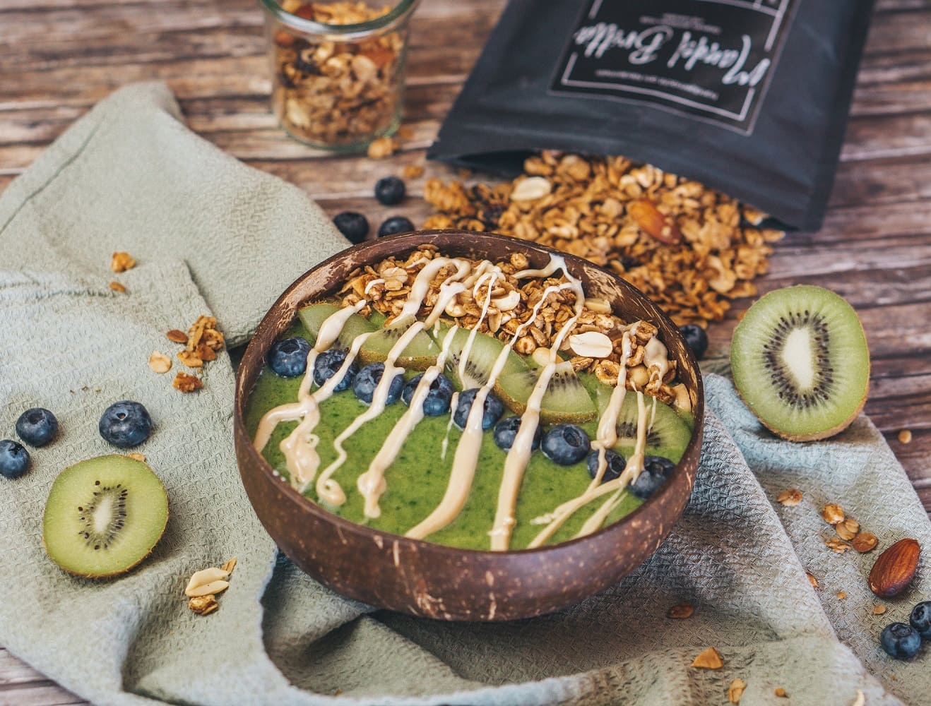 Green Smoothiebowl mit Mandel Granola vegan