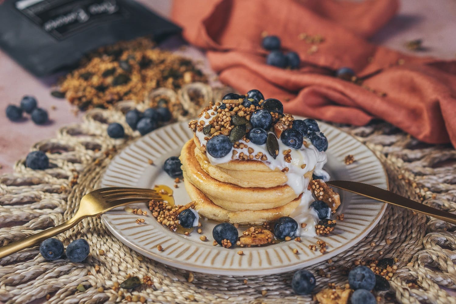Soufflé Pancakes mit Granola