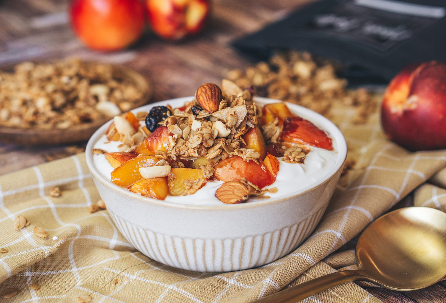 Joghurt-Bowl mit Mandel Granola vegan