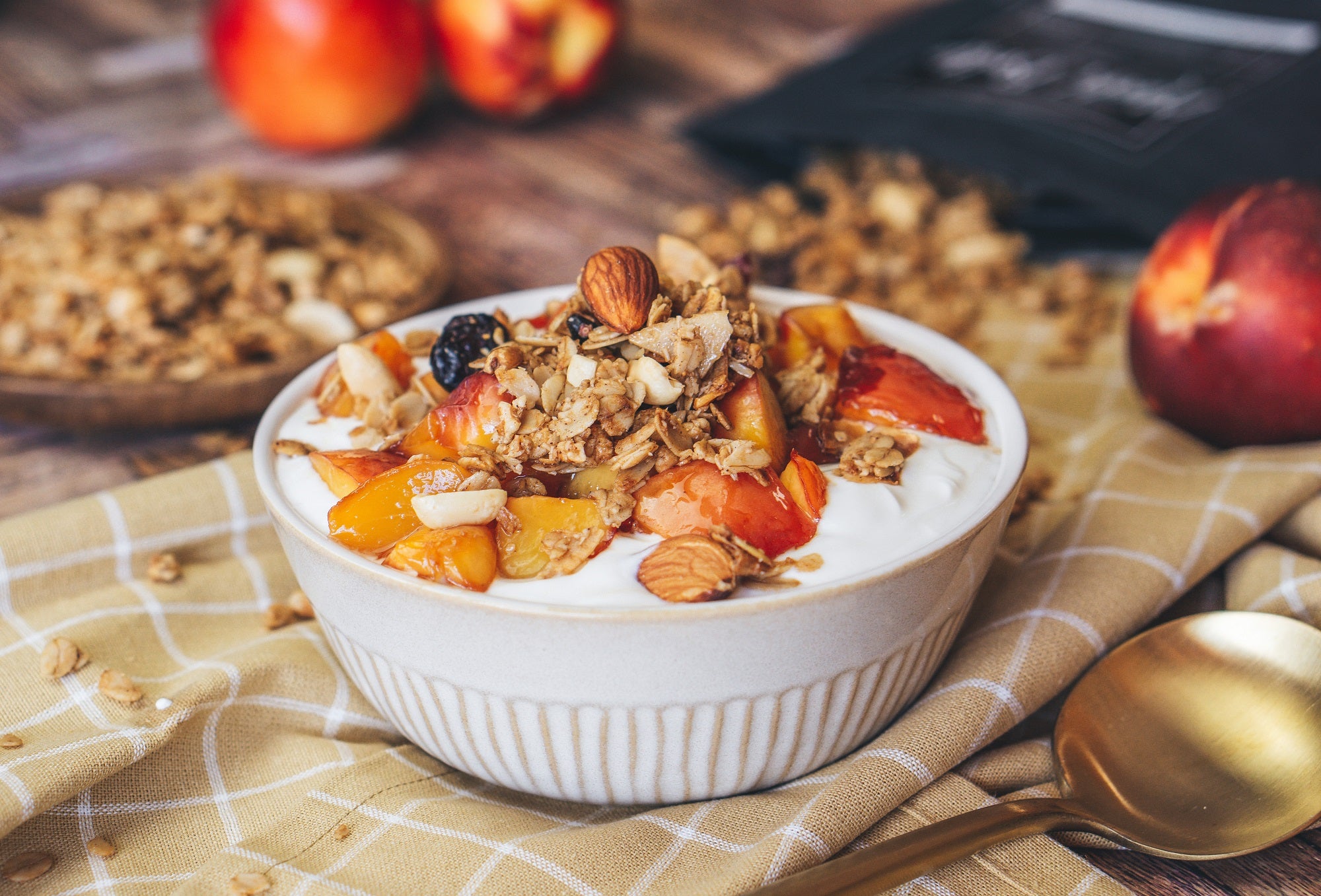 Joghurt-Bowl mit Mandel Granola vegan