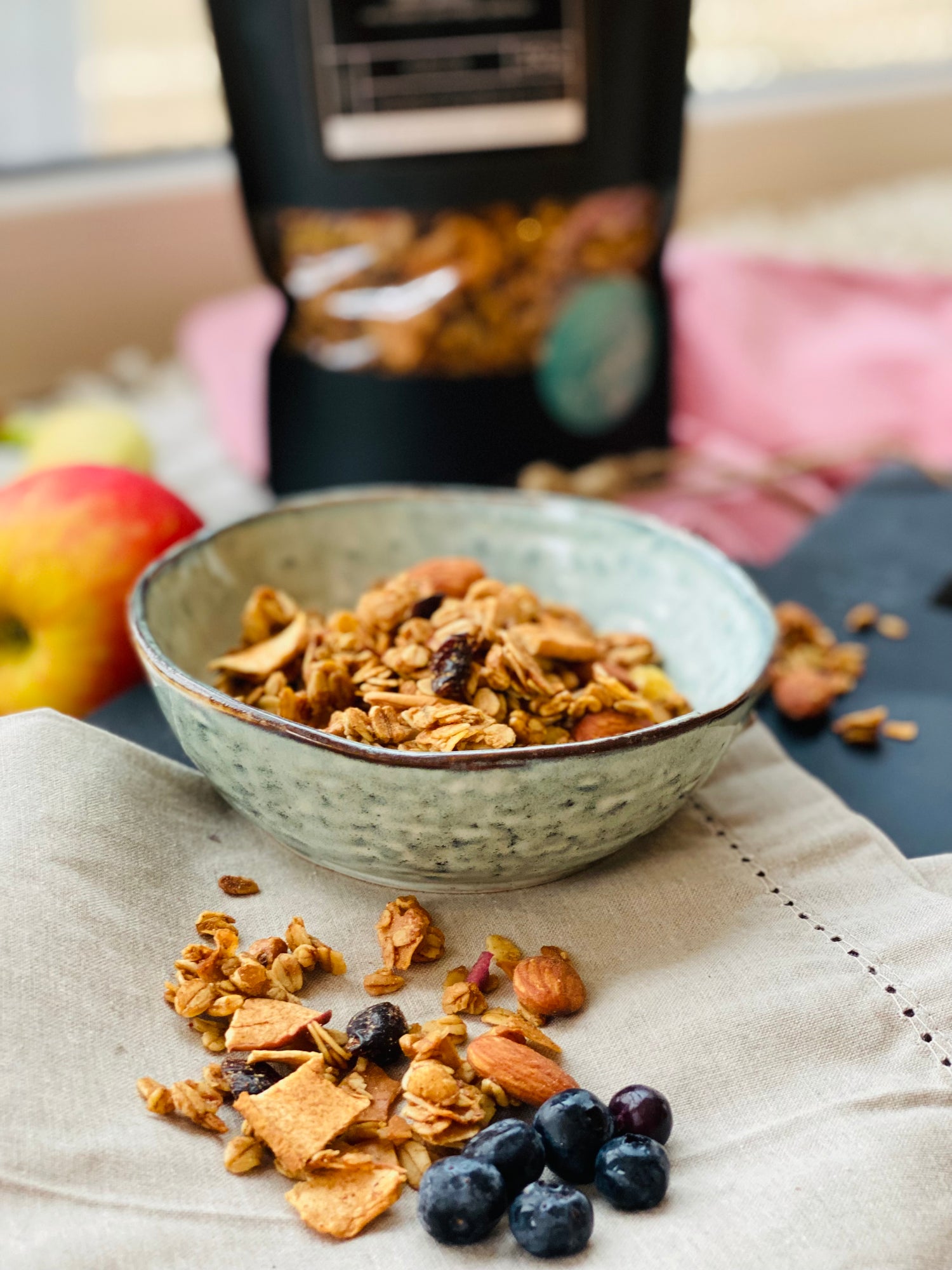 Granola mit getrockneten Apfelchips