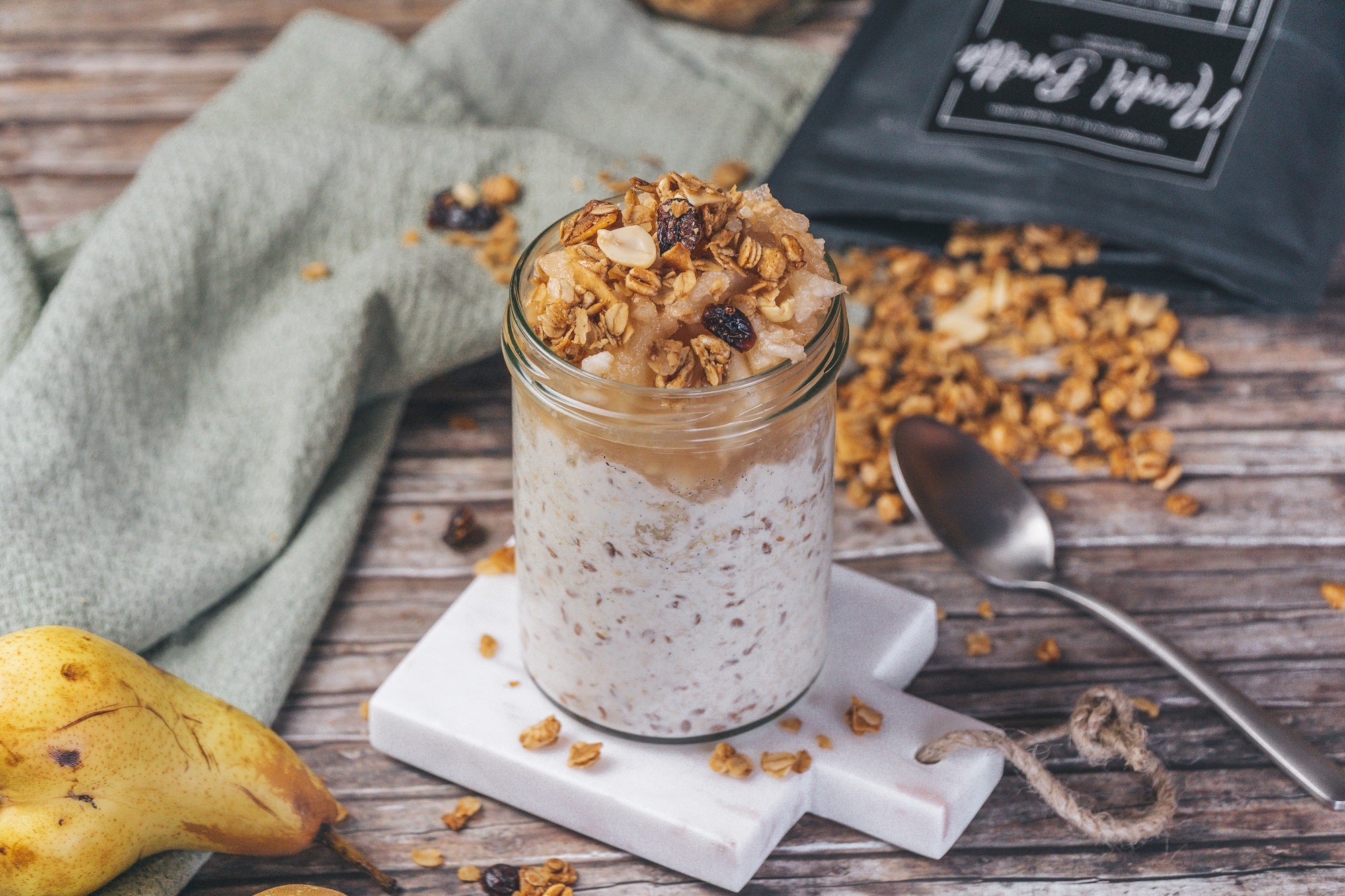 Birnen Overnight-Oats mit Mandel Granola vegan