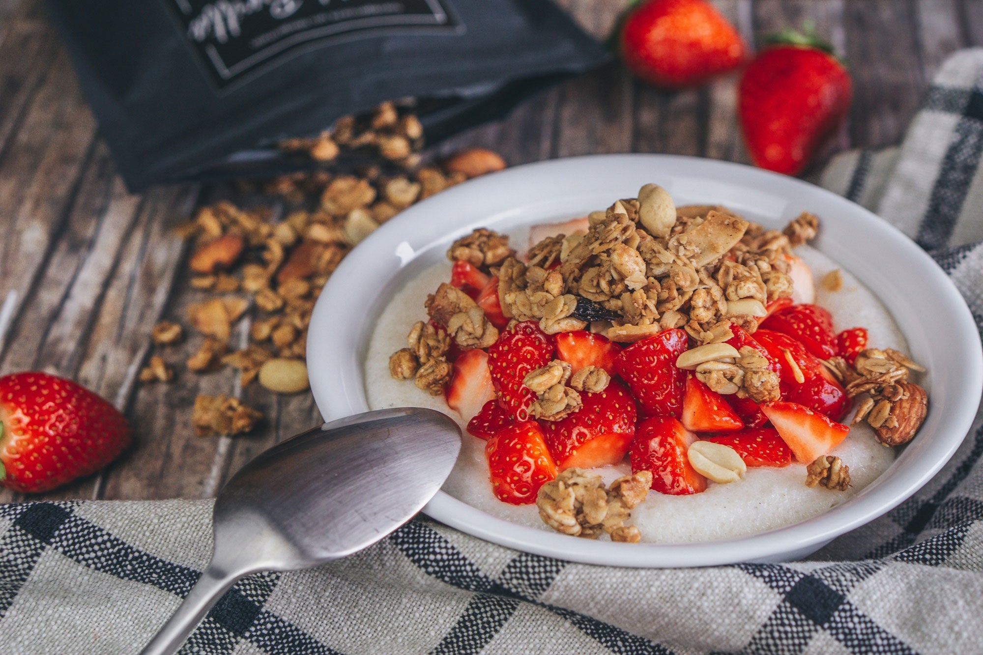 Erdbeer Reispudding mit Mandel Granola