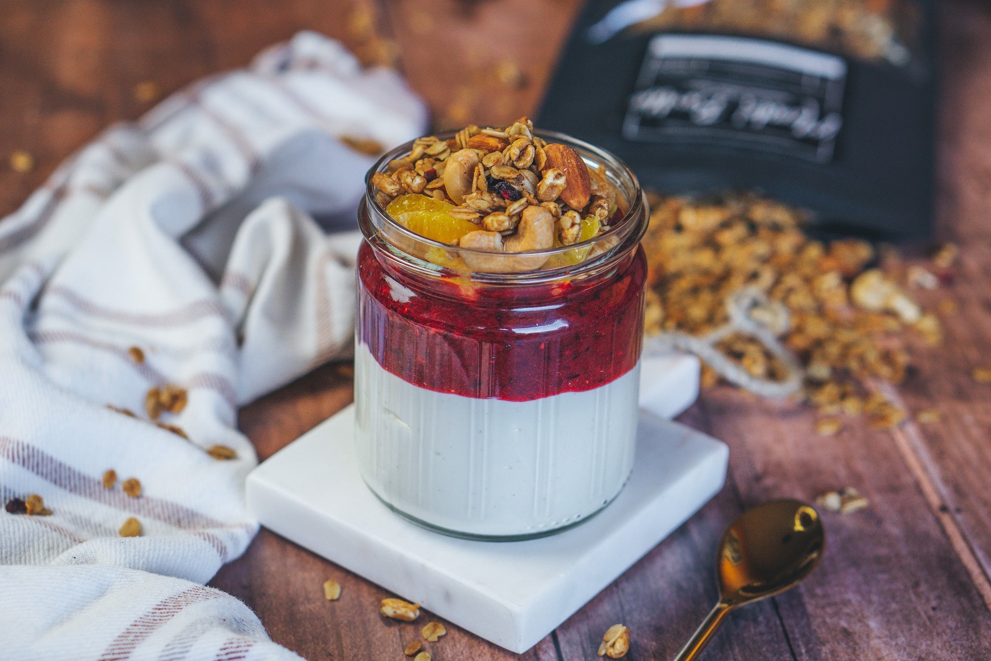 Quarkcreme mit Mandel Granola