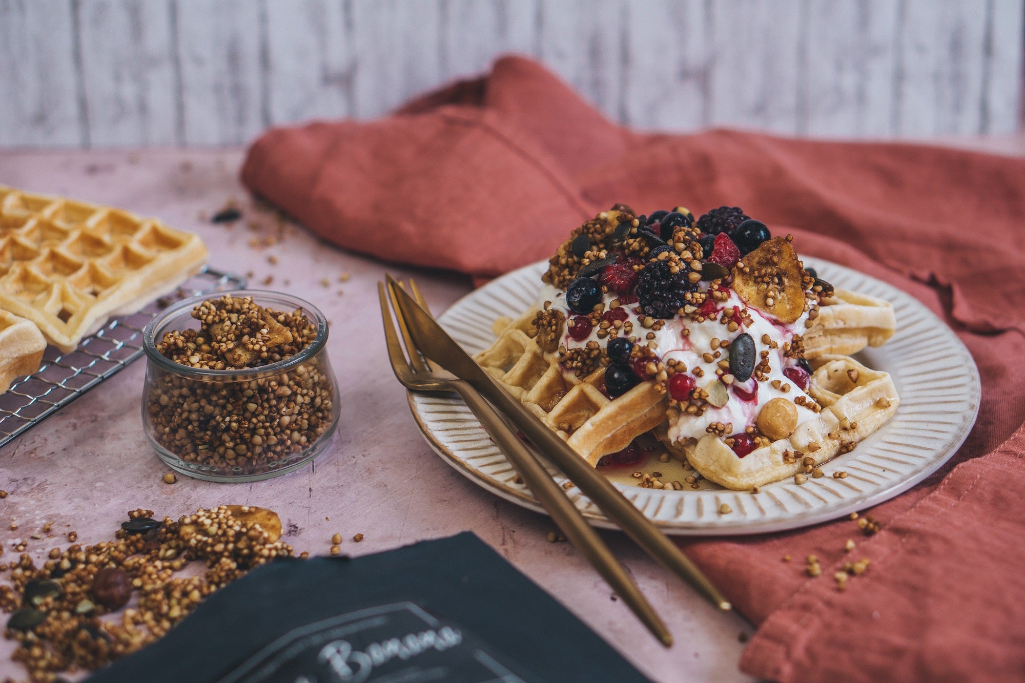 gesunde Waffeln mit Buchweizen Granola