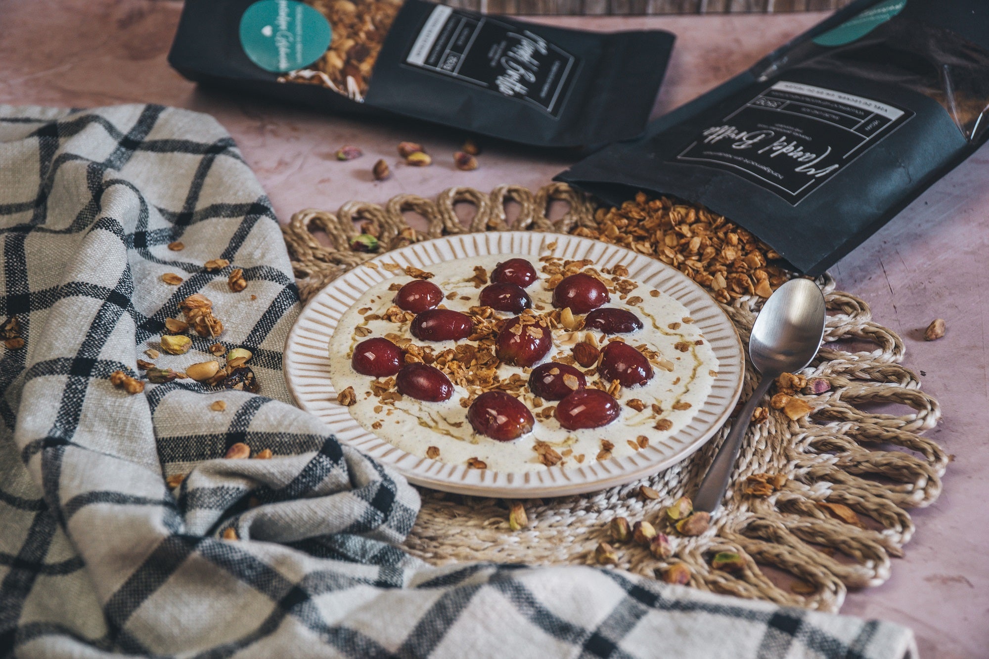 Pistazienjoghurt mit Mandel Granola