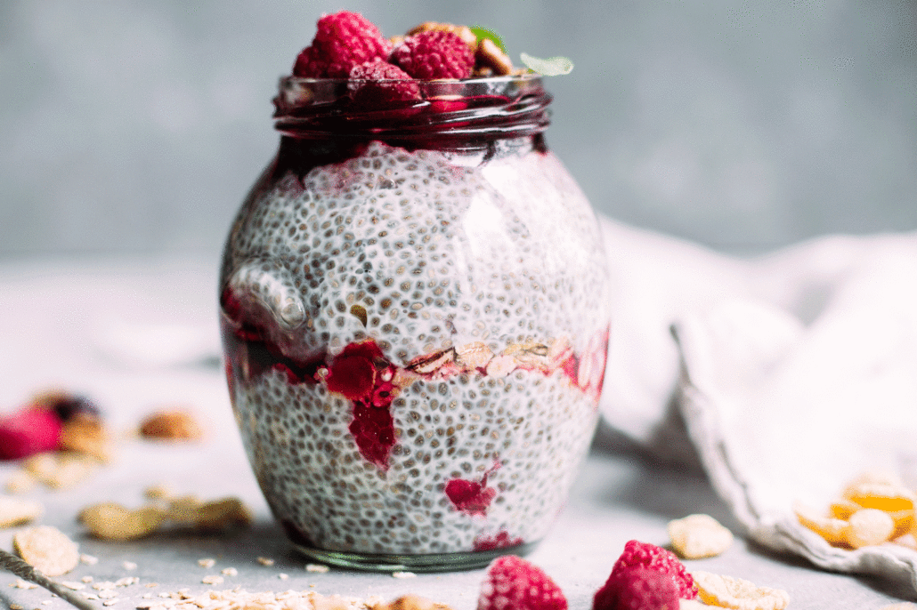 Chiapudding mit Kokosmilch und Beerenkompott