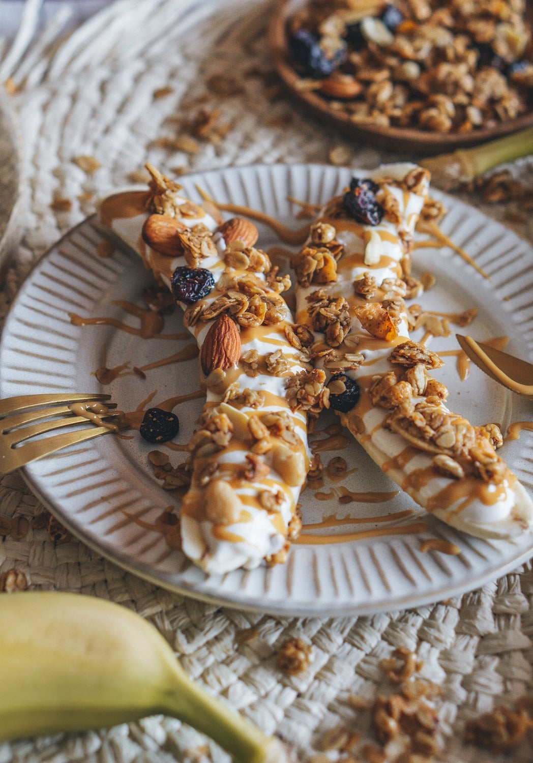 Getoppte Banane mit Mandel Granola