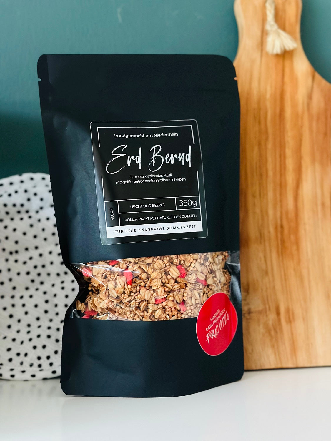 Granola mit Erdbeerscheiben