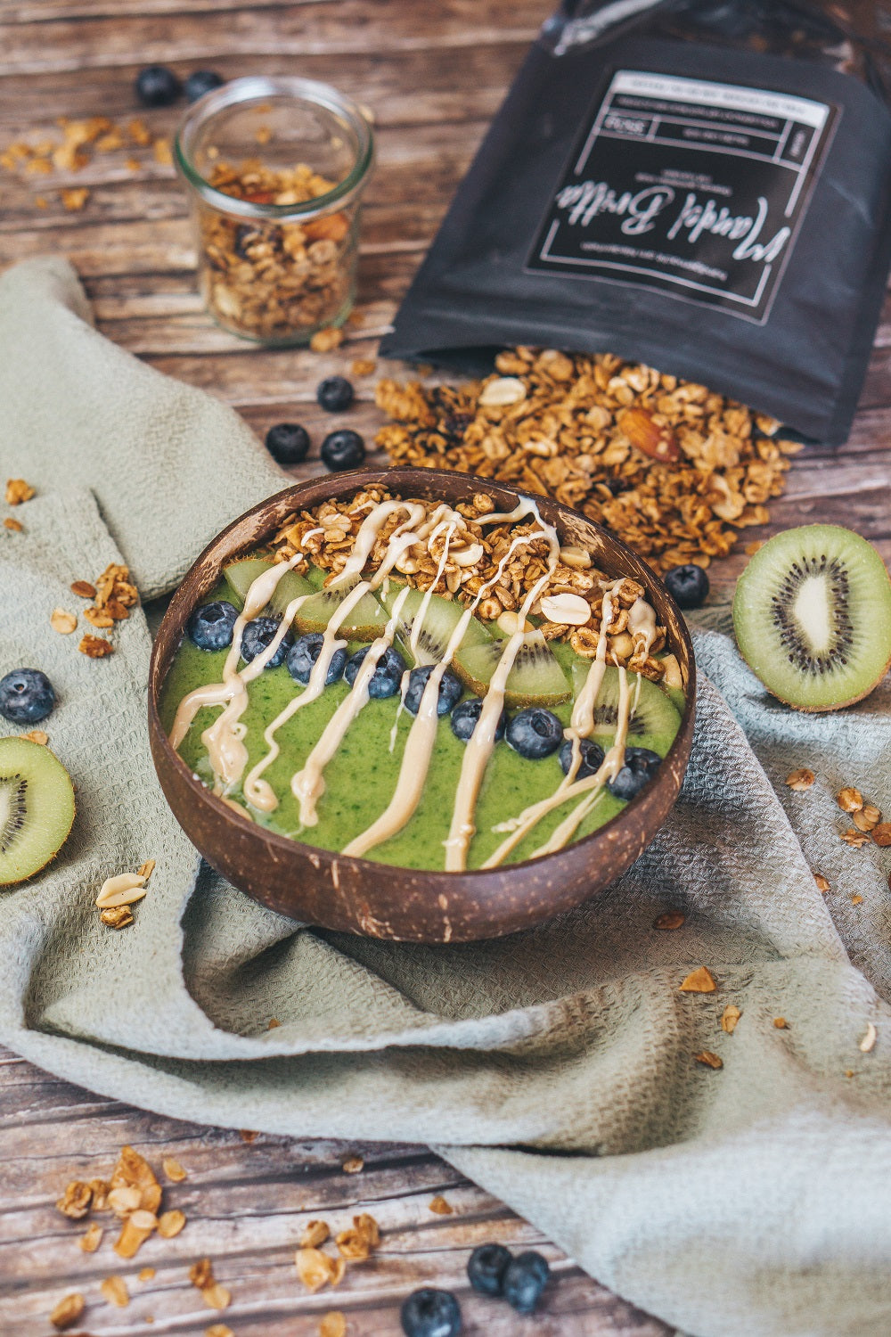 Green Smoothiebowl mit Mandel Granola