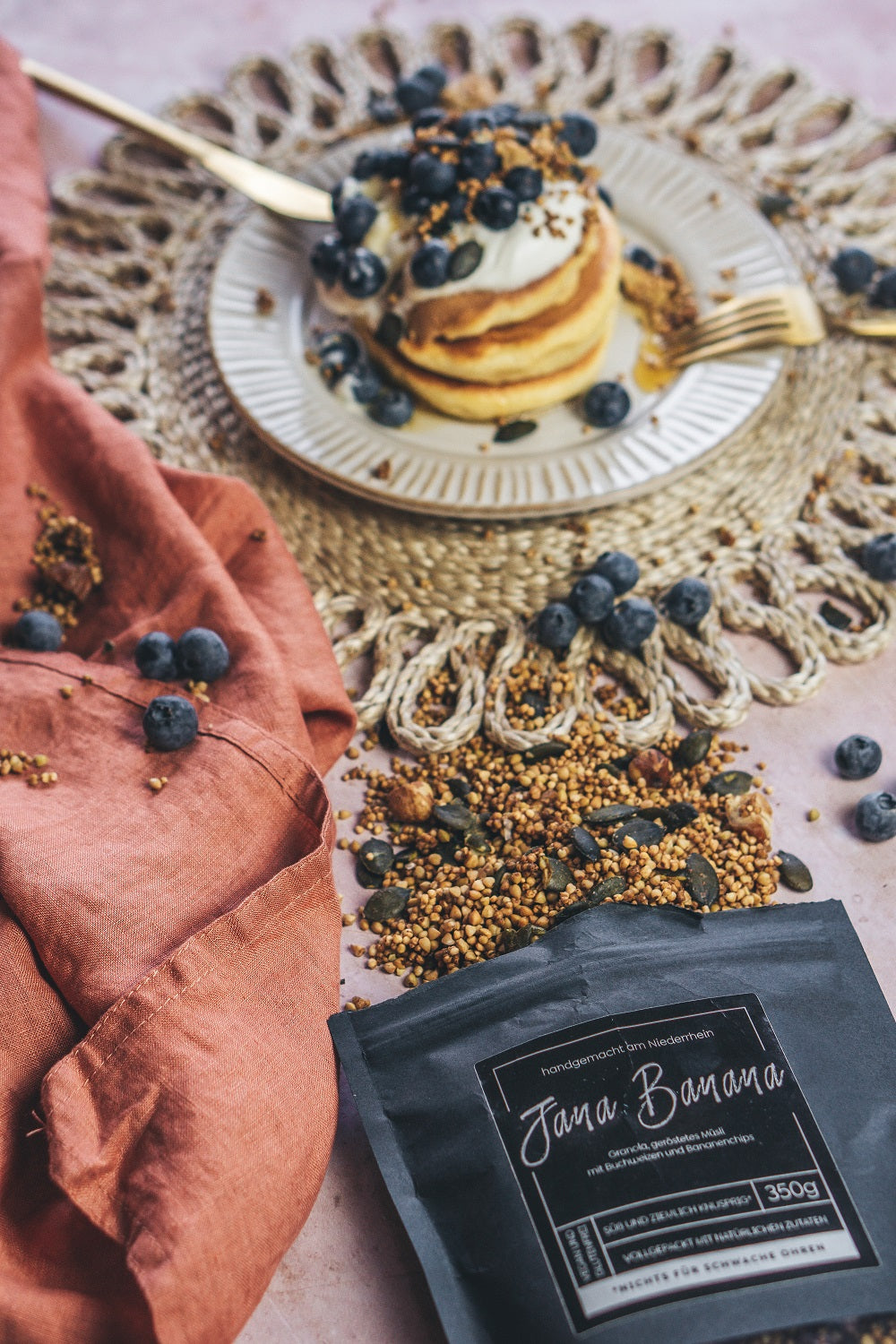 Buchweizen Granola mit Pancakes