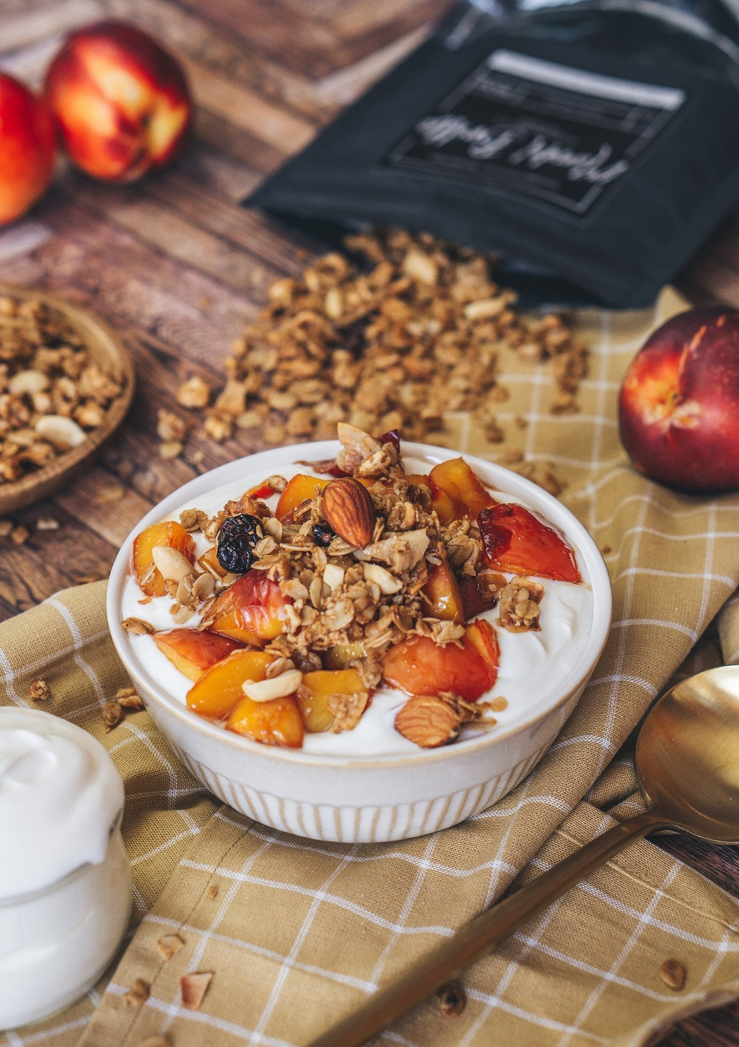 Joghurt Bowl mit Mandel Granola