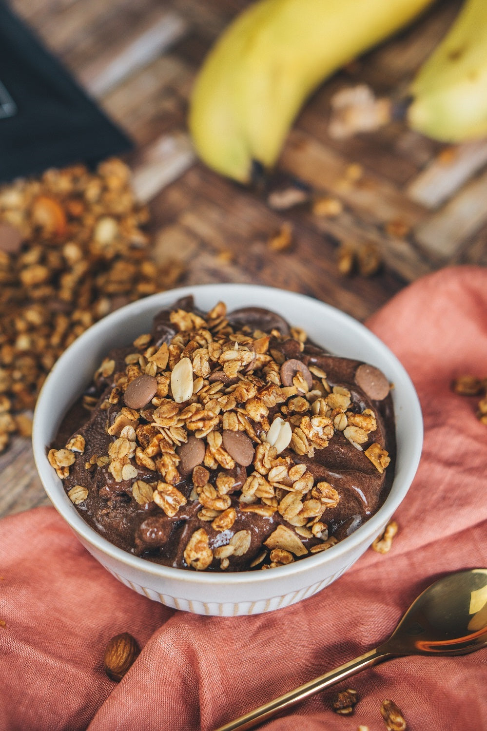 Schoko Bananen Bowl mit Granola