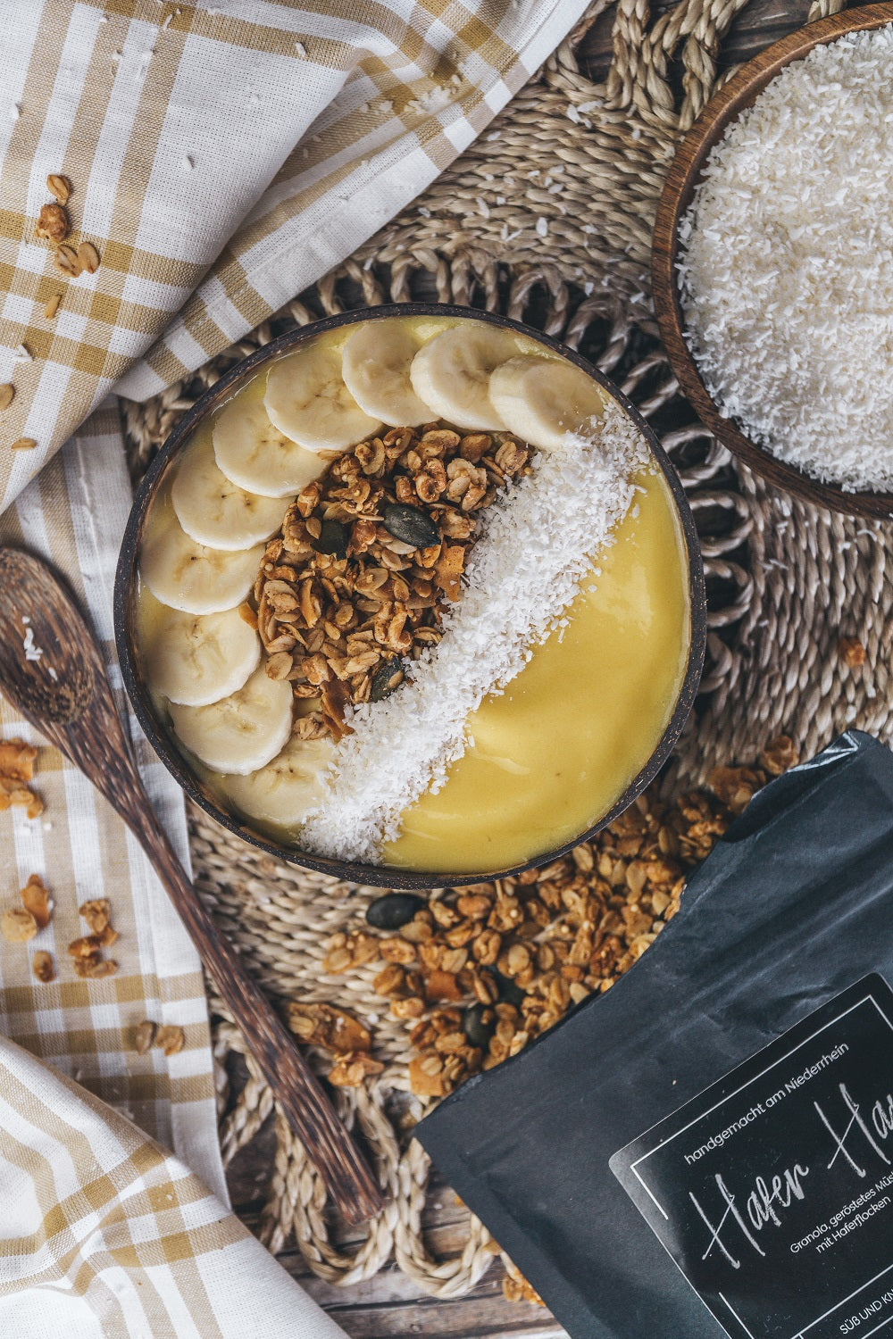 Smoothie Bowl mit Hafer Granola