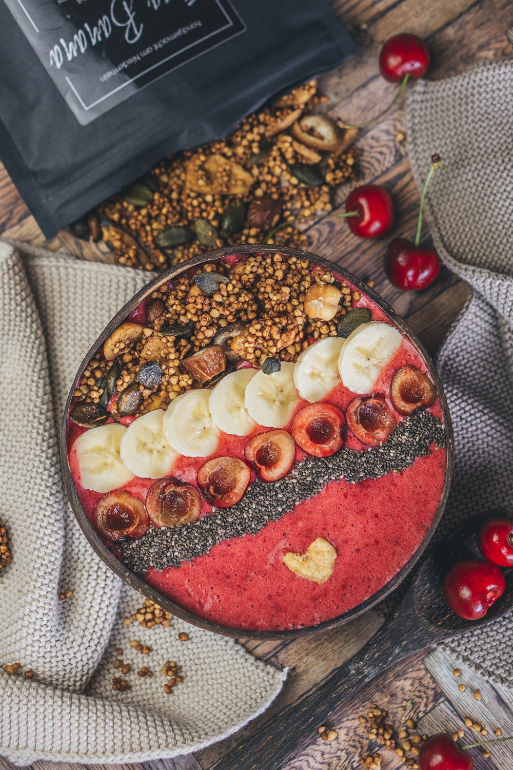 Kiba Smoothiebowl mit glutenfreiem Granola, ohne Industriezucker und vegan