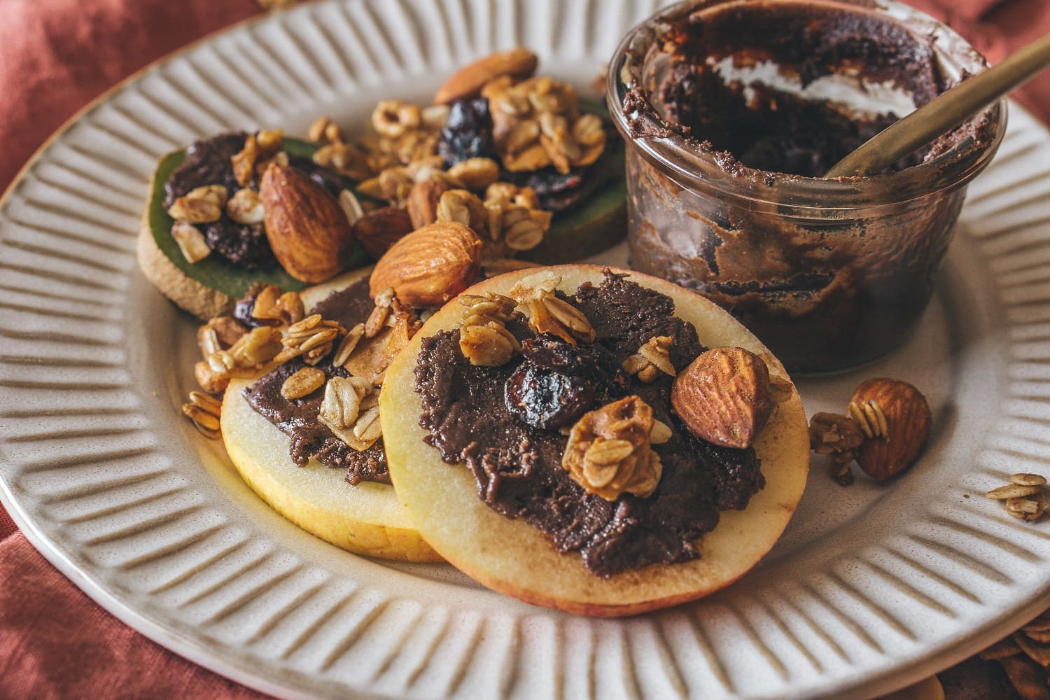 Schoko-Mandel-Aufstrich mit Granola - Barni & Wilma Schoko-Mandel-Aufstrich mit Granola - Barni & Wilma