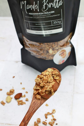 Mandel Granola mit Cashewkernen und Granatapfel